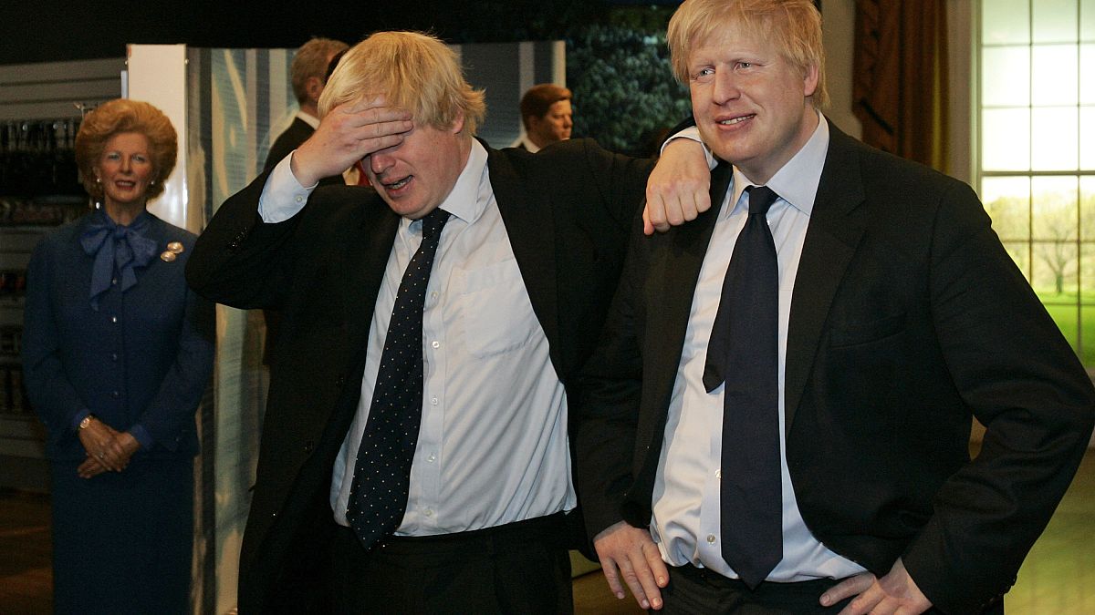 Boris Johnson posa al lado de su escultura de cera en Londres. 