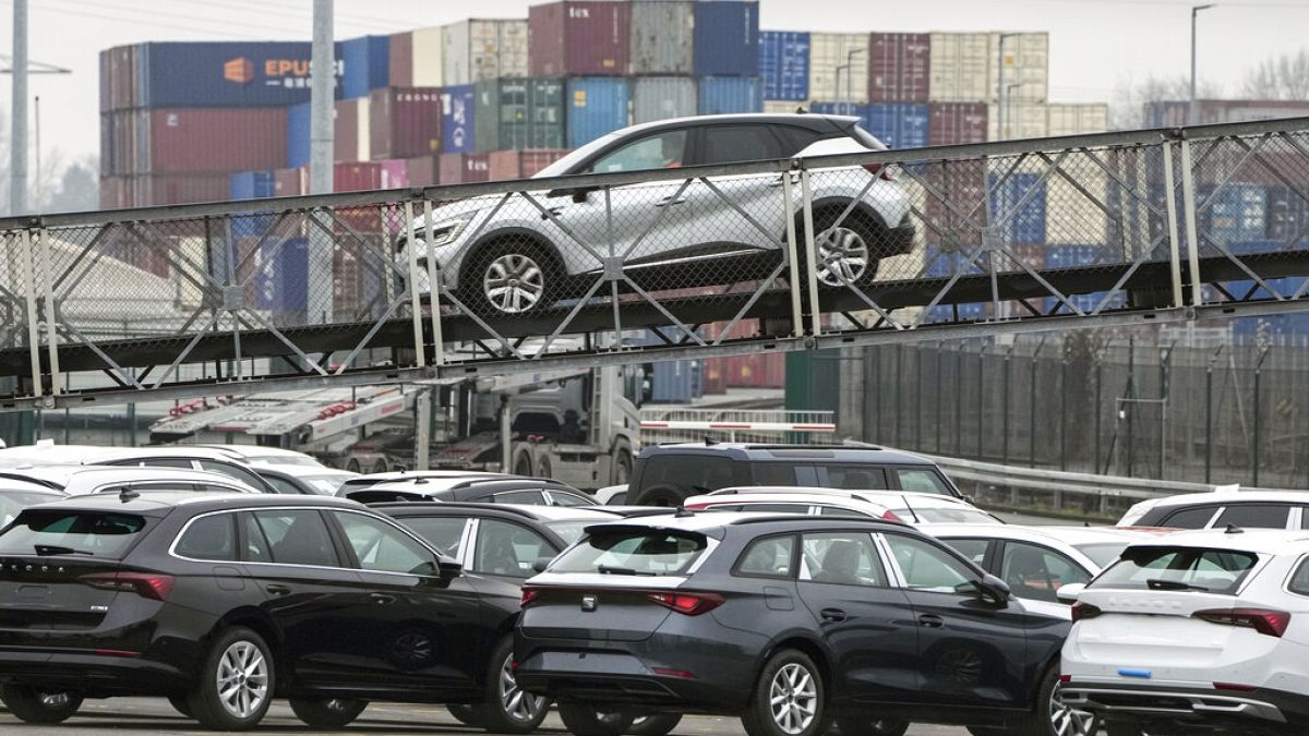 Vehículos de fabricación alemana en el puerto de Duisburg, Alemania