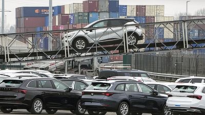 Vehículos de fabricación alemana en el puerto de Duisburg, Alemania