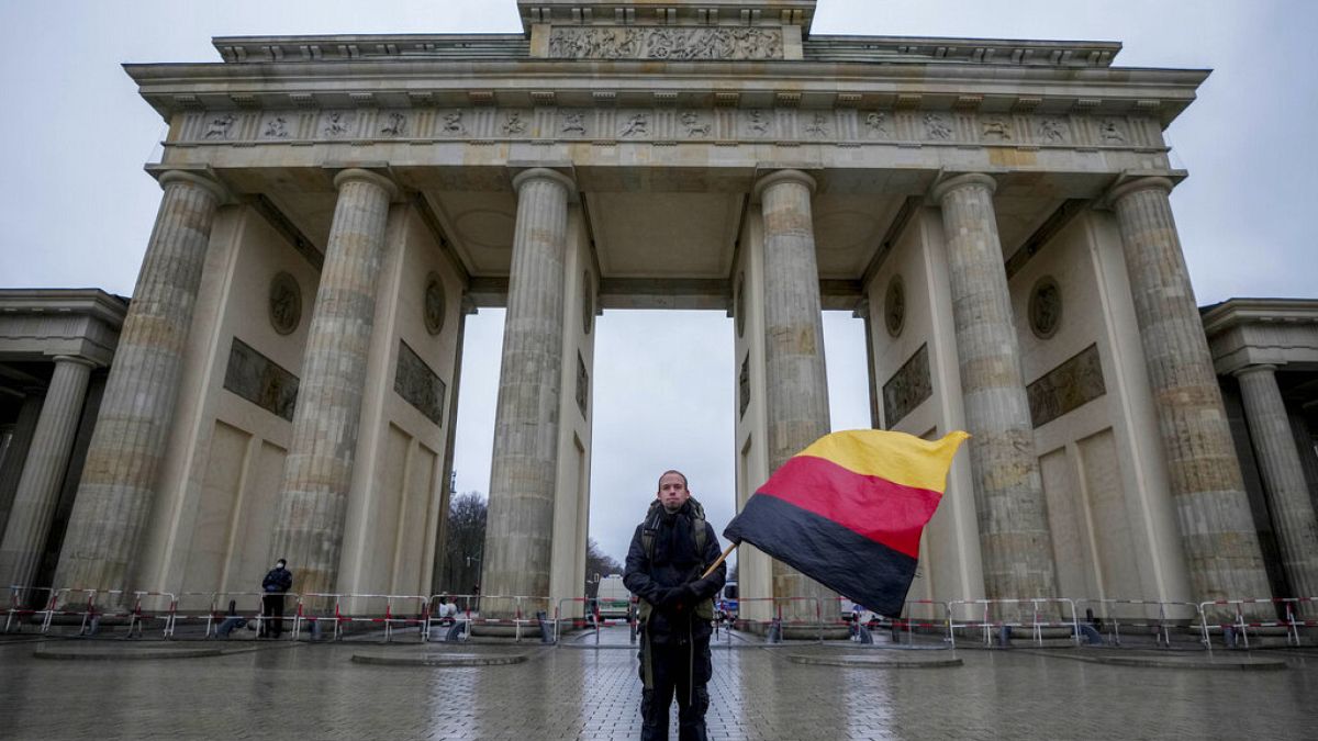 Kalt, grau und regnerisch wie die Konjunturaussicht - Blick vom Pariser Platz aufs Brandenburger Tor