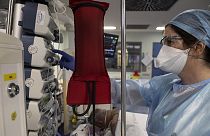ممرضة تعتني بمريض مصاب بفيروس كورونا في وحدة العناية المركزة بمستشفى جامعة ستراسبورغ، شرق فرنسا 13 يناير 2022