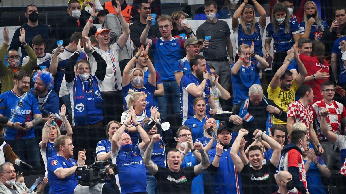 Maszk nélküli szurkolók az izlandi-francia meccsen Budapesten