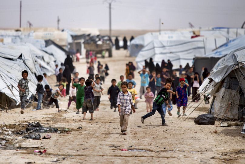 Suriye'de IŞİD bağlantılı kişilerin eş ve çocuklarının tutulduğu el Hol gözaltı kampında oyun oynayan çocuklar