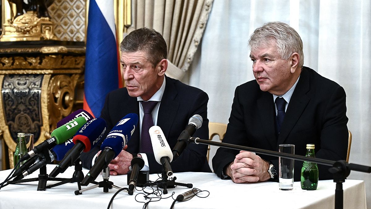 ديمتري كوزاك، نائب رئيس ديوان الكرملين وأليكسي ميشكوف السفير الروسي لدى فرنسا الروسي في باريس.