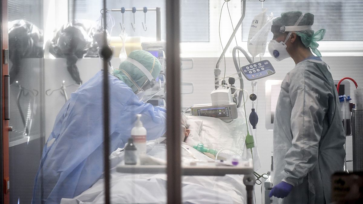 الطاقم الطبي في وحدة العناية المركزة بمستشفى في بريشيا بإيطاليا في وقت مبكر من الجائحة في 19 مارس-آذار 2020