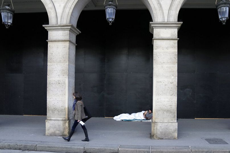 Un sans-abri dans les rues de Paris (France), le 18.12.2021.