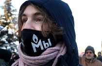 В конце декабря у судов в Москве, принимавших решения о ликвидации, стояли сторонники движения в масках с надписью "Мемориал не запретить!"
