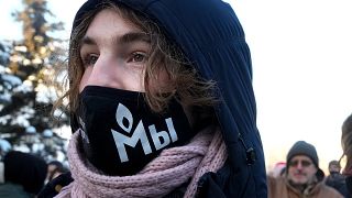 В конце декабря у судов в Москве, принимавших решения о ликвидации, стояли сторонники движения в масках с надписью "Мемориал не запретить!"