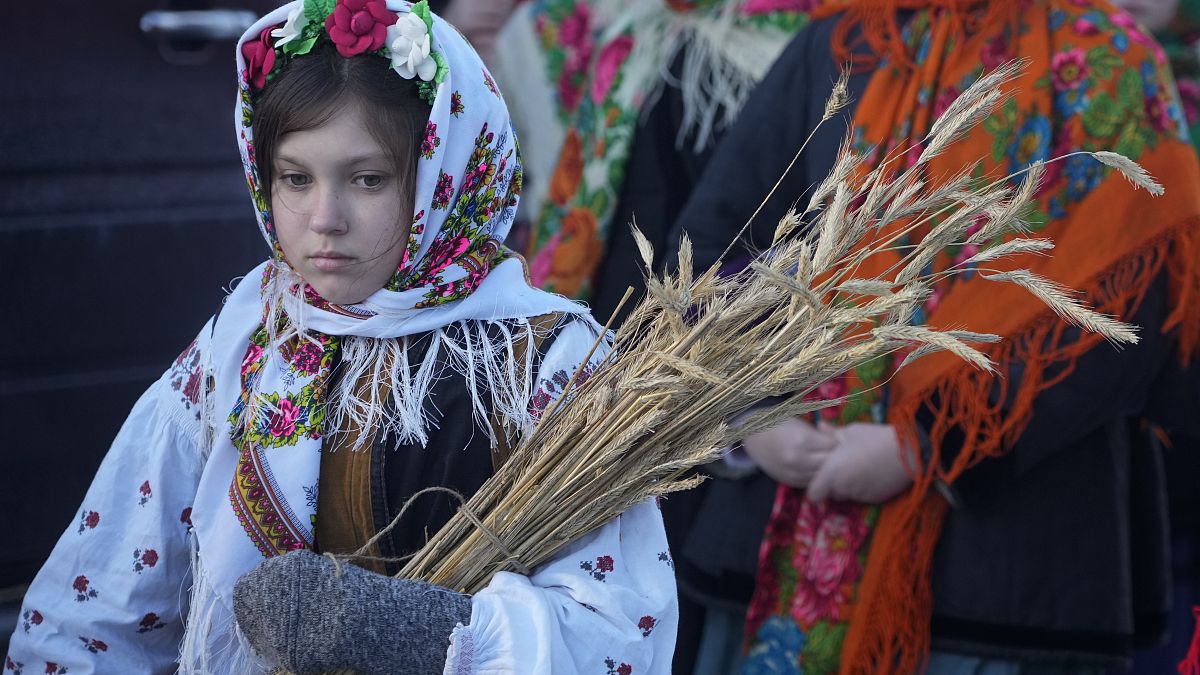 Девочка в народном украинском костюме на праздновании Рождества под Киевом