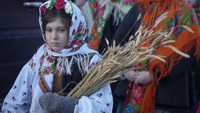 Девочка в народном украинском костюме на праздновании Рождества под Киевом