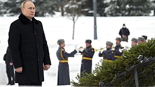 Vladimir Putin asiste a la ceremonia de colocación de una corona de flores en el cementerio de Piskaryovskoye