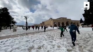 شاهد: فلسطينيون يتزلجون ويلعبون بكرات الثلج في باحة الأقصى في القدس