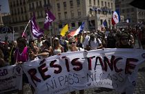 Covid: tüntetések Franciaországban, lazítás Angliában és Dániában