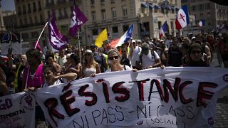 Covid: tüntetések Franciaországban, lazítás Angliában és Dániában
