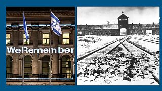 A g. : L'inscription "On se souvient" projetée sur la façade du Parlement allemand (Berlin, le 26/01/2022) / A dr. : l'entrée du camp d'extermination d'Auschwitz en 1945