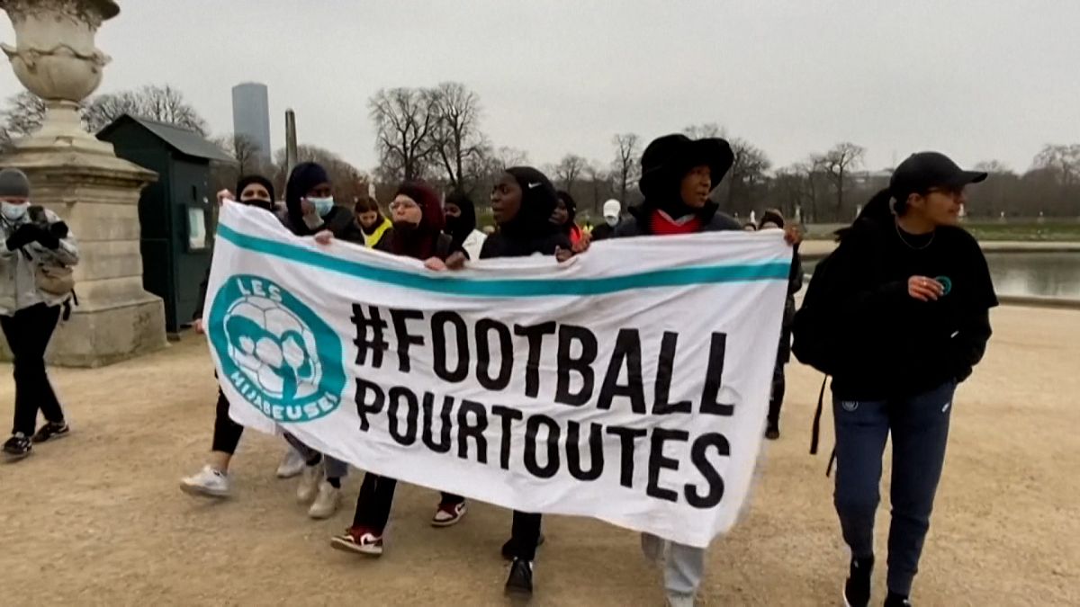 Başörtülü futbolcular Senato'da görüşülen yeni spor yasa teklifini maç yaparak protesto etti