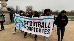 Fransa'da kadın futbolcular, müsabakalarda başörtüsünü yasaklamayı öngören tasarıyı protesto etti