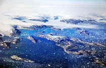 Jéghegyek úsznak a Grönland körüli tengerben, miután leszakadtak egy gleccserről 2017 augusztusában