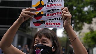 Demonstrantin vor der Repsol-Zentrale in Lima