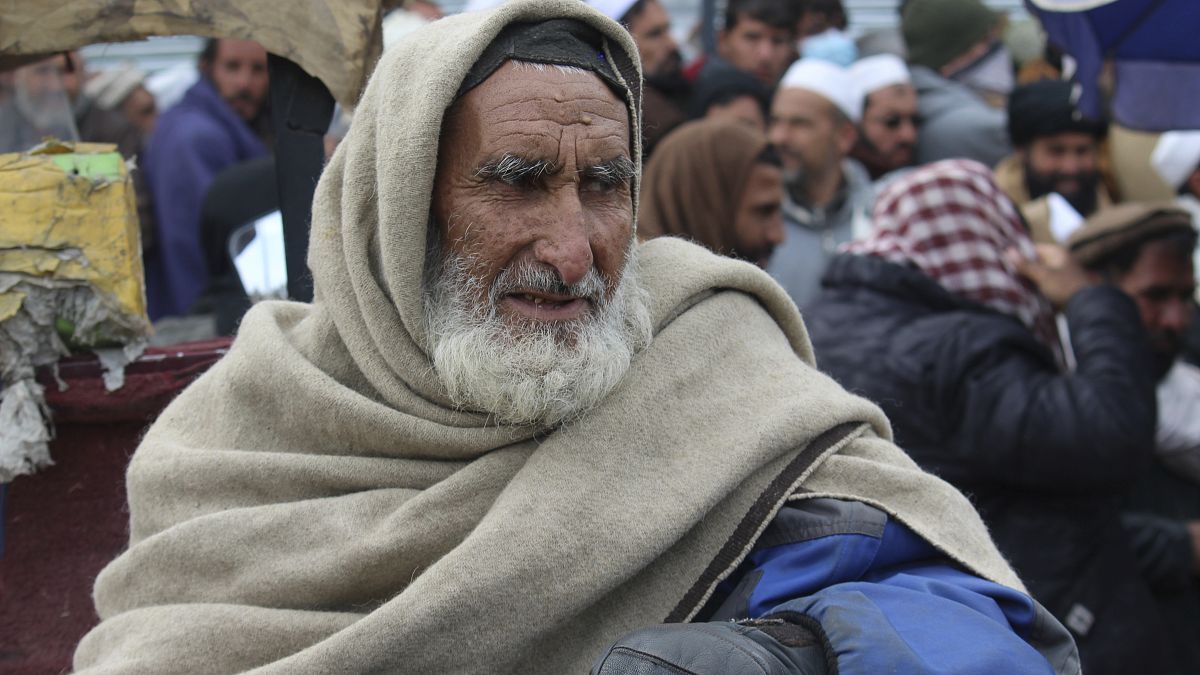 أفغان ينتظرون الحصول على الحصص الغذائية من برنامج الغذاء العالمي 