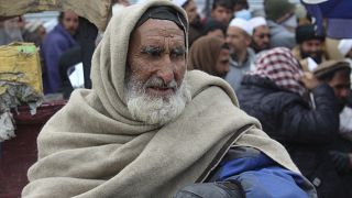 أفغان ينتظرون الحصول على الحصص الغذائية من برنامج الغذاء العالمي 