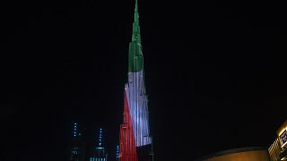 برج دبي بألوان العلم الإماراتي