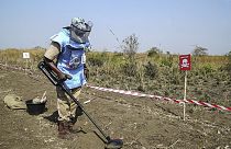 Ein VN-Mitarbeiter überprüft den Boden auf Sprengsätze