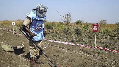 Ein VN-Mitarbeiter überprüft den Boden auf Sprengsätze