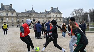 فتيات يمارسن كرة القدم بالحجاب في حديقة لوكسمبورغ في باريس
