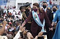 Xiomara Castro saluda a los ciudadanos durante la ceremonia de juramentación