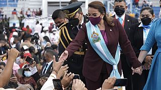 Xiomara Castro saluda a los ciudadanos durante la ceremonia de juramentación