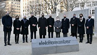 Israels Außenminister Yair Lapid besucht am Internationalen Holocaust-Gedenktag, die Namensmauer im Ostarrichi-Park in Wien.