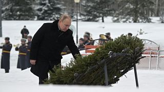 Der russische Präsident Wladimir Putin legte in seiner Heimatstadt einen Kranz nieder
