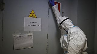 Un medico si appoggia a una porta in un'unità di terapia intensiva di un ospedale di Krasnodar, Russia