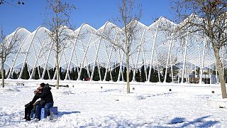 Παιχνίδια στο χιόνι στο κέντρο Ολυμπιακών εγκαταστάσεων στο Μαρούσι μετά το πέρασμα της χιονοθύελλας από την Αττική