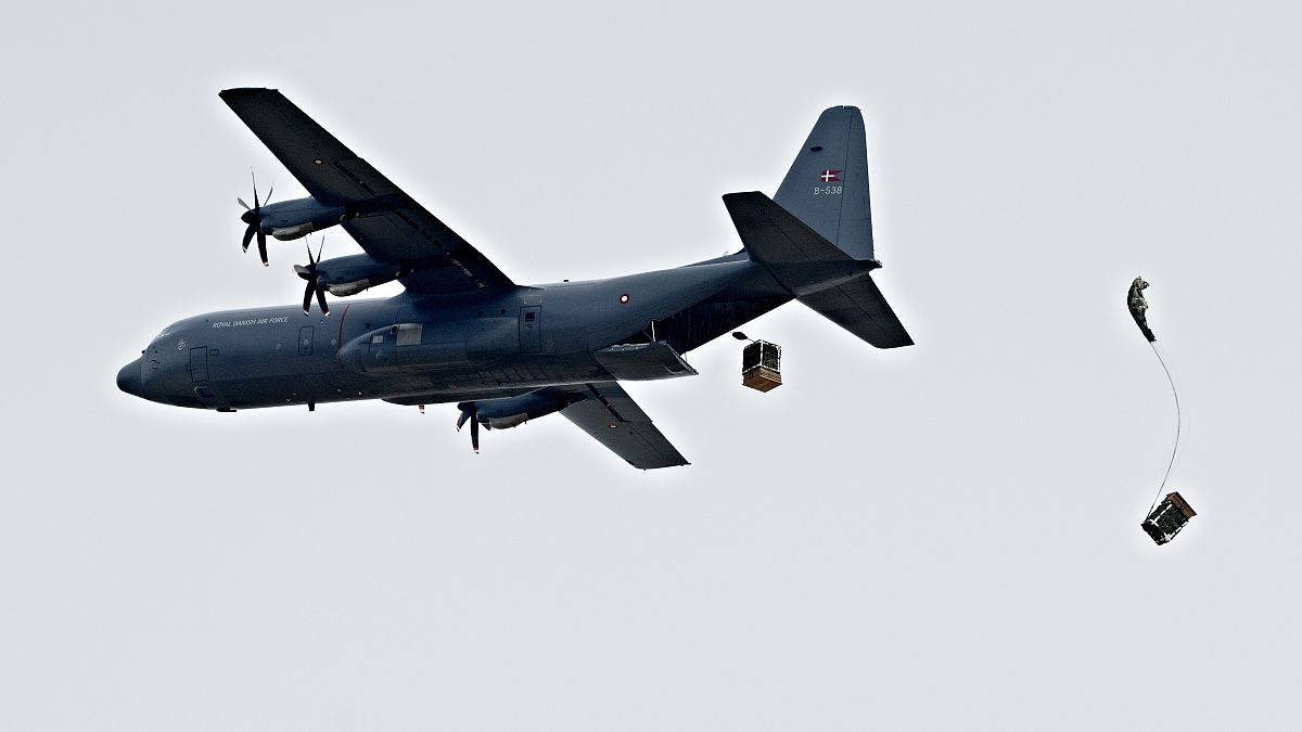 طائرة عسكرية دنماركية من طراز C-130 Hercules خلال تمرين هبوط جوي فوق معسكر Oksboel العسكري في الجزء الغربي من جوتلاند ، الدنمارك. 2013/01/14