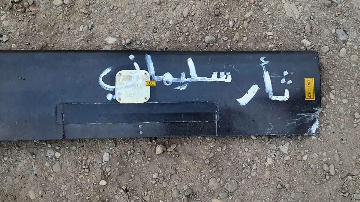 جزء من حطام طائرة مسيرة مكتوب عليها بالعربية "ثأر سليماني" ملقى على الأرض في مطار بغداد ، العراق. 2022/01/03