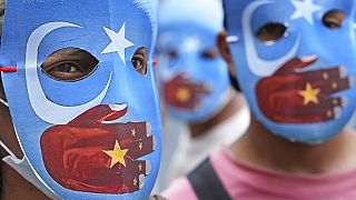 Diákok viselnek az ujgurok mellett, a kínai agresszióval szembeni kiállást reprezentáló maszkokat a dzsakartai kínai nagykövetség előtt január 14-én