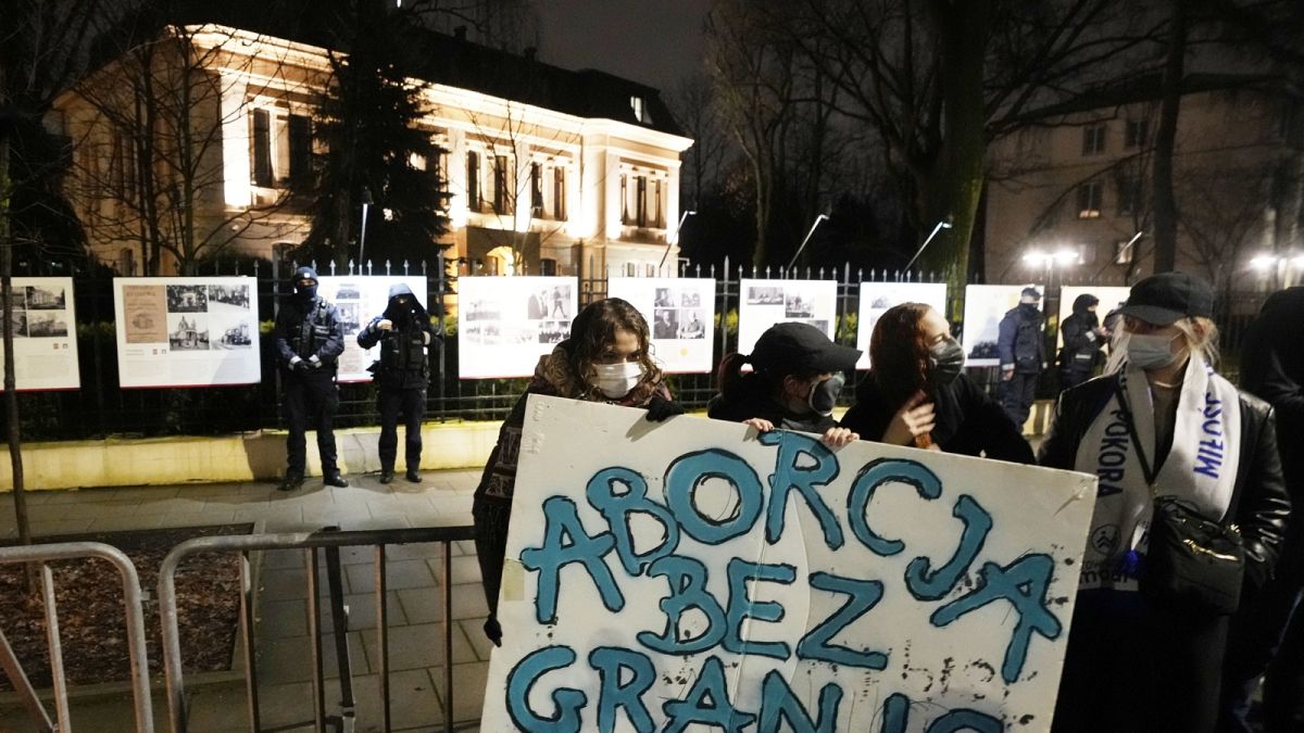 Az "Abortusz határok nélkül" szervezet tüntetése a varsói alkotmánybíróság épülete előtt