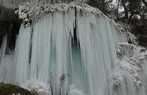 Румыния: ледяные кружева замёрзшего водопада