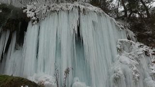 Румыния: ледяные кружева замёрзшего водопада