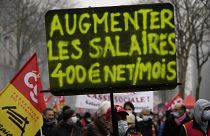 لافتة كتب عليها "زيادة الرواتب 400 يورو شهريا" خلال مظاهرة احتجاجية ضد غلاء المعيشة في باريس. 2022/01/27