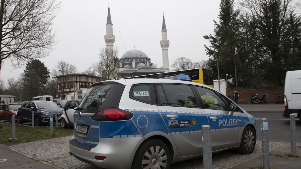 Archív felvétel: rendőrségi jármű egy berlini mecset előtt