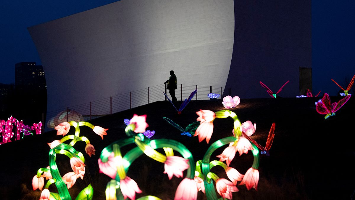 الفوانيس المضاءة في حديقة مركز كينيدي بالعاصمة الأمريكية اشنطن 27 يناير 2022