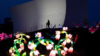 الفوانيس المضاءة في حديقة مركز كينيدي بالعاصمة الأمريكية اشنطن 27 يناير 2022