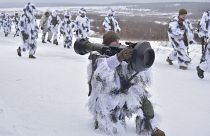 Ukrán katona egy NLAW könnyű, hordozható páncéltörő rakéta használatát gyakorolja a nyugat-ukrajnai Javoriv melletti bázison 2022. január 28-án.