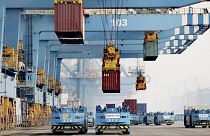 Hajókonténerek szállítása a kelet-kínai Qingdao kikötőjében