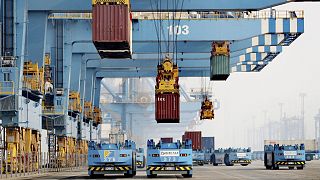 Hajókonténerek szállítása a kelet-kínai Qingdao kikötőjében