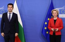 La présidente de la Commission européenne Ursula von der Leyeb accueille le premier ministre bulgare Kiril Petkov, le 27 janvier 2022