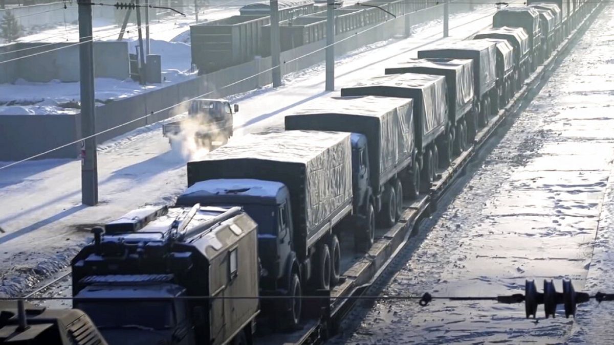 Orosz katonai járművek egy belarusz vasútállomáson január 24-én. Hogy pontosan hány járművet juttattak Ukrajnában Fehérorszországon keresztül, nem tudni